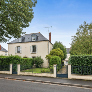 Vue aérienne du quartier Montaigu à Melun avec des indications de prix immobilier